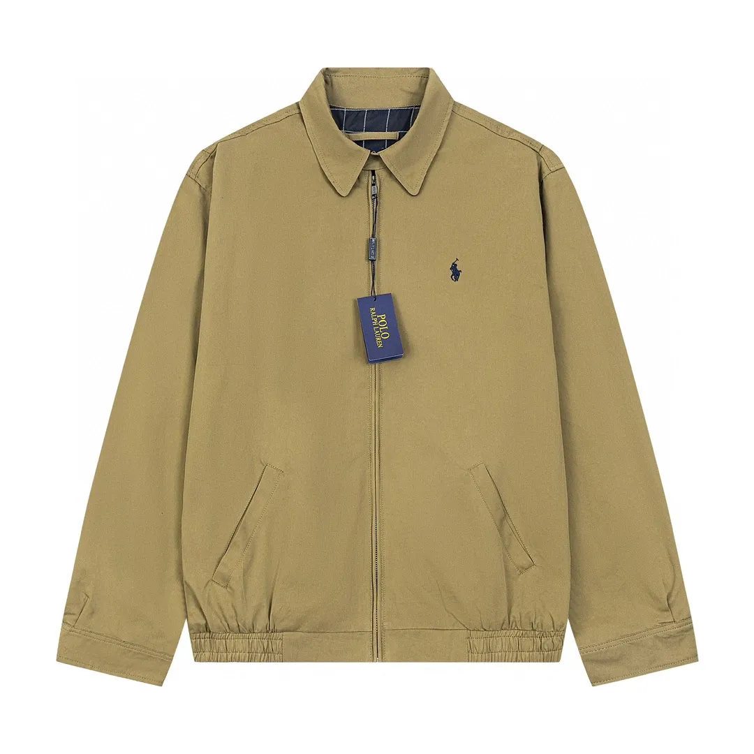 🅿️350 Ralph Lauren's new 24ss classic embroidered logo lapel executive zipper jacket for both men and women. 1️⃣Selected from high-quality original developed pure cotton fabric, with customized plaid lining inside, the overall wearing effect is very soft and comfortable. 2️⃣The workmanship details are perfectly controlled, with exquisite small logo embroidery on the chest, and the unique design style of splicing technology is used in the dropped shoulder position to highlight your personality! The version is simple but not simple! 3️⃣ Complete with tag accessories, unisex design, and a very versatile jacket for men and women!  Color: black, navy blue, khaki Size: S, M, L, XL